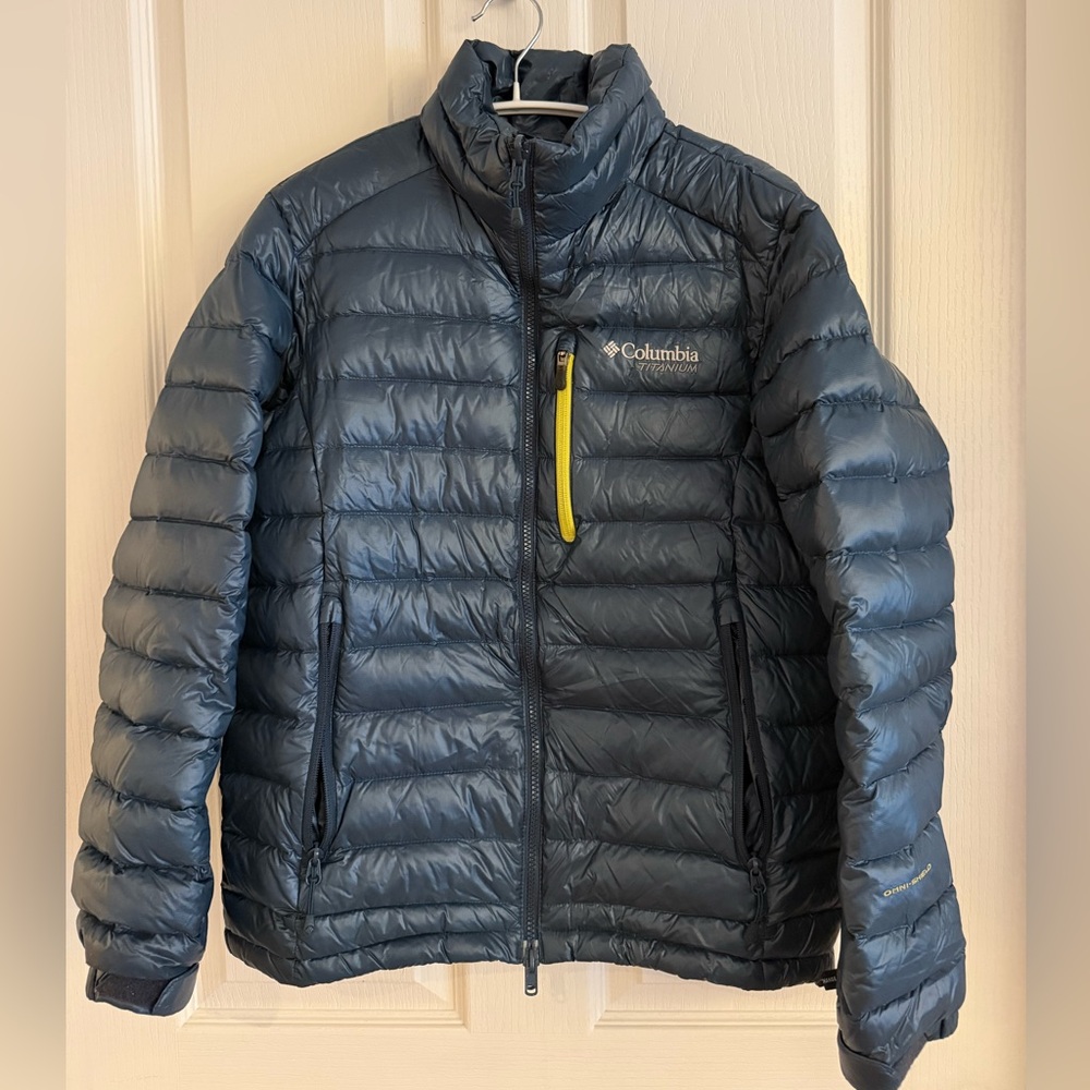 Columbia women’s goose down Navy Puffer Jacket Size S